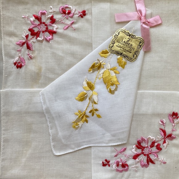 Boxed Set of 2 Vintage Cotton Embroidered Handkerchiefs - Picture 4 of 4
